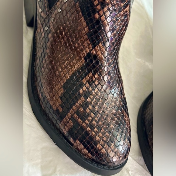 Steve Madden Girls' JCase Snake Embossed Low Heel Booties Sz 13 Used – Like New - Picture 7 of 8